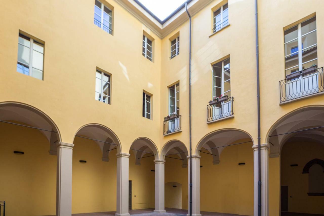 Palazzo Bocchi - The Place Apartments โบโลญญา ภายนอก รูปภาพ